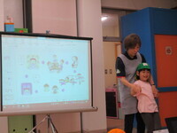 子どもに答えてもらっている様子の写真