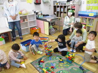 3歳児クラスは、変装しての保育参観の様子の写真