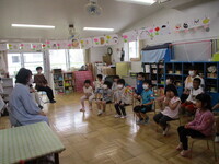 5歳児が素話を聞いている様子の写真