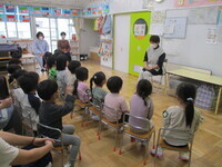 素話を聞いている様子の写真