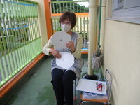 看護師が視力検査をしている様子の写真