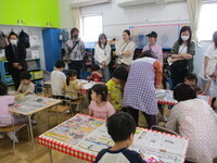 保育参観を見ている様子の写真