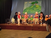 写真:1歳児劇遊びの様子