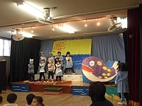 写真:4歳児の劇の様子