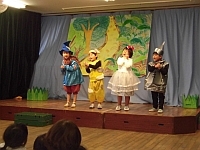 写真:5歳児の劇の様子