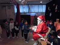 写真:プレゼントをもらう様子