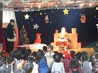 写真:サンタクロース登場の様子