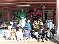 写真:2歳児と一緒に写真撮影