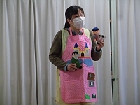 写真:先生の出し物の様子