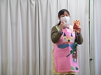 写真:先生の出し物の様子