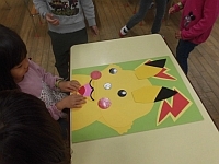 写真:ピカチュウの福笑いの様子