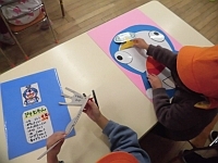 写真:ドラえもんの福笑いの様子