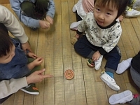 写真:こままわしの様子