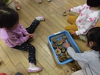 写真:こまで遊んでいる様子