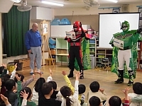 写真:ごみゼロマン登場の様子