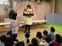 写真:おせち料理の説明を聞く様子