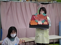 写真:おせち料理の説明をする先生