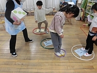 写真:すごろくで遊んでいる様子