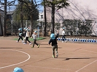 写真:たこあげをしているところ