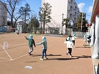 写真:自分で作ったたこをあげている