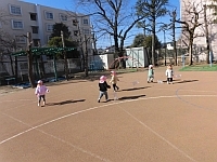 写真:乳児クラスのたこあげの様子