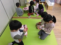 写真:お手玉で遊んでいる様子