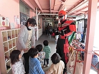 写真:ごみゼロマンと触れ合う様子