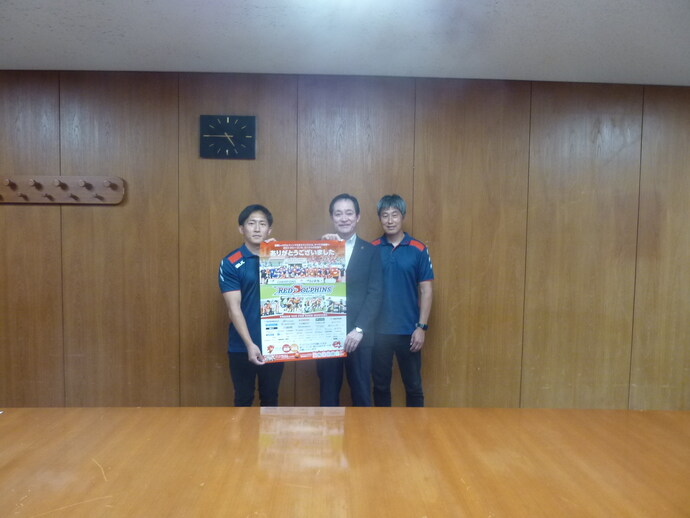 日野レッドドルフィンズ苑田ヘッドコーチ、橋本バイスキャプテンと日野市長