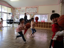 バスケットボールをする5歳児の写真