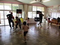 シュート練習をする子どもの写真