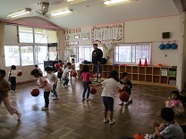 ドリブルの練習をする子どもの写真