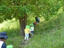 探検に出発する子どもの写真