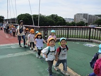 ふれあい橋を渡る子どもの写真