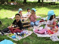 お弁当を食べる4歳児クラスの子どもの写真