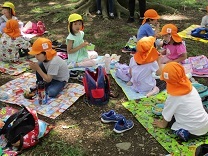 お弁当を食べる5歳児クラスの子どもの写真