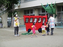 お弁当のおかずに扮した子どもの写真