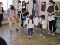 4歳保育参観で朝の支度をする子どもの写真