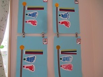 写真：0歳児のこいのぼり制作