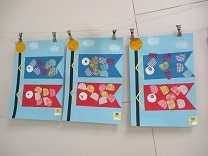 写真：1歳児のこいのぼり制作