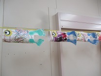 写真：2歳児のこいのぼり制作