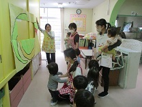 写真：春の遠足クイズ1歳児