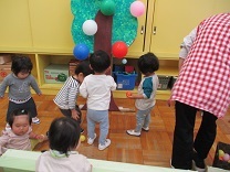 写真：春の遠足ボール投げ1歳児