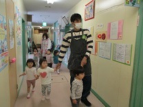 写真：春の遠足廊下2歳児