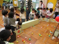 写真：春の遠足ボール投げ2歳児