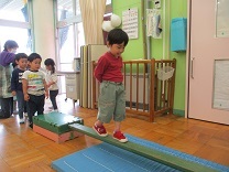 写真：春の遠足一本橋3歳児