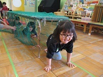 写真：春の遠足トンネルくぐり3歳児