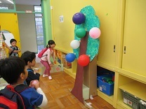 写真：春の遠足ボール投げ1