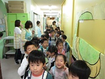 写真：春の遠足4，5歳ペア