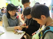 写真：春の遠足シール貼り