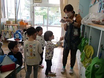 写真：春の遠足準備4歳児